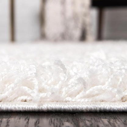 Unique Loom Solid Shag Collection Area Rug (7' 1" Round, Snow White)